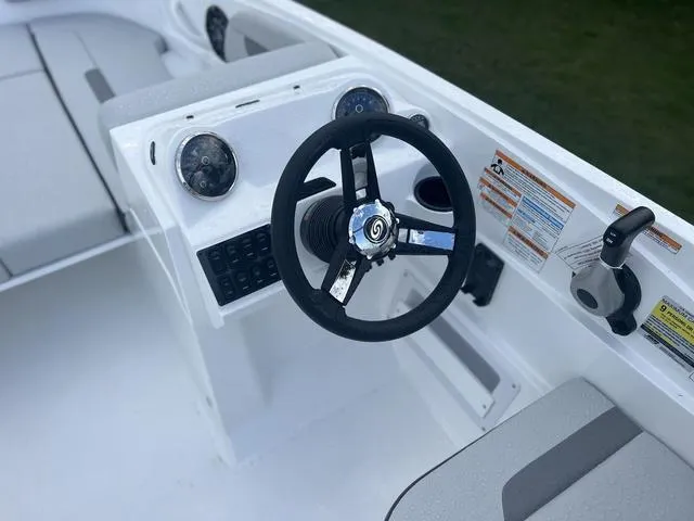 Slide: The Image of Hurricane SunDeck Sport 185 OB 2024 - 9