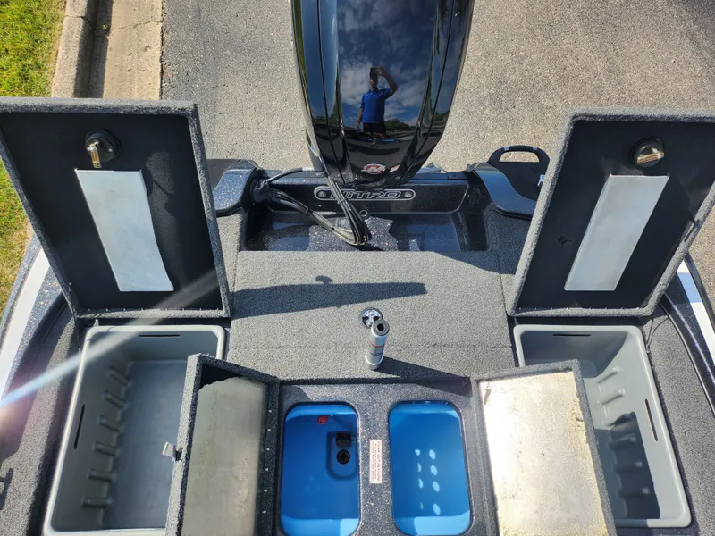 Slide: The Image of 2021 Nitro Z17 boat storage compartments and livewell system. - 22