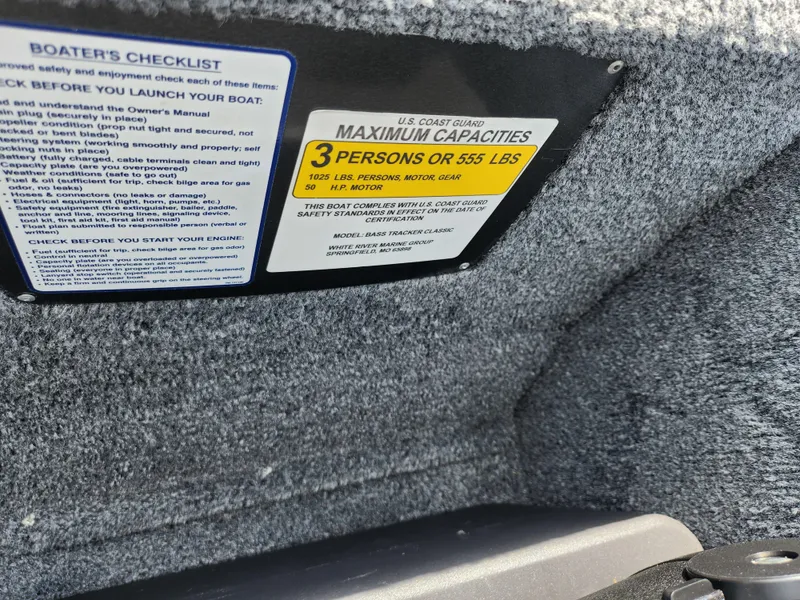 Slide: The Image of Capacity label on 2022 Tracker Bass Tracker Classic XL boat, maximum 3 persons or 555 lbs. - 12