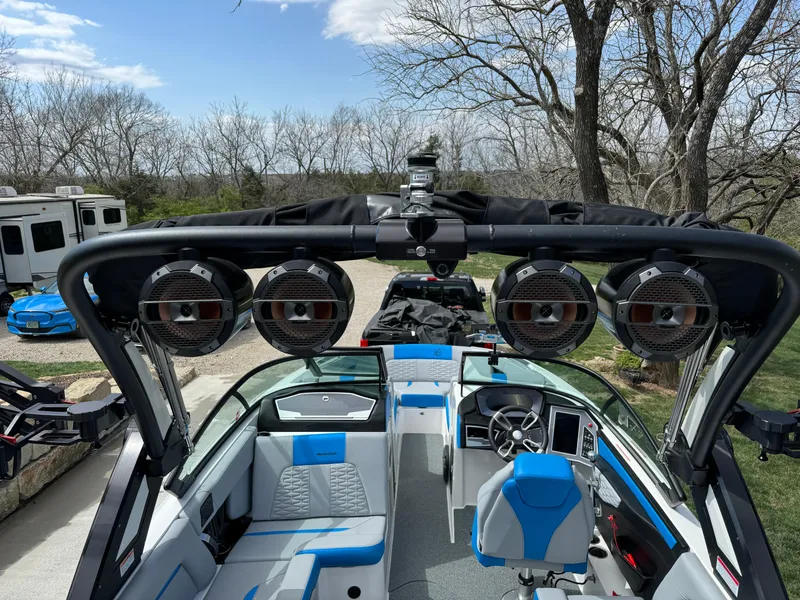 Slide: The Image of MasterCraft X24 2022 - 14