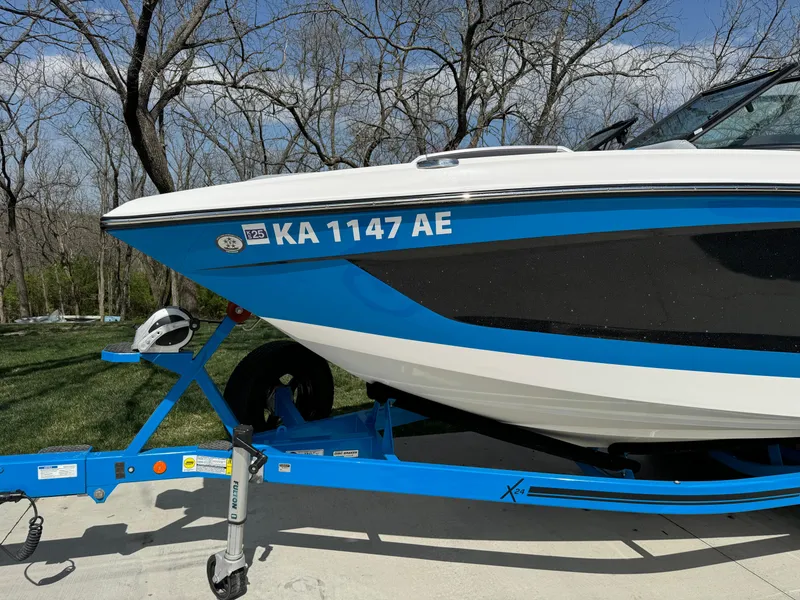 Slide: The Image of MasterCraft X24 2022 - 25