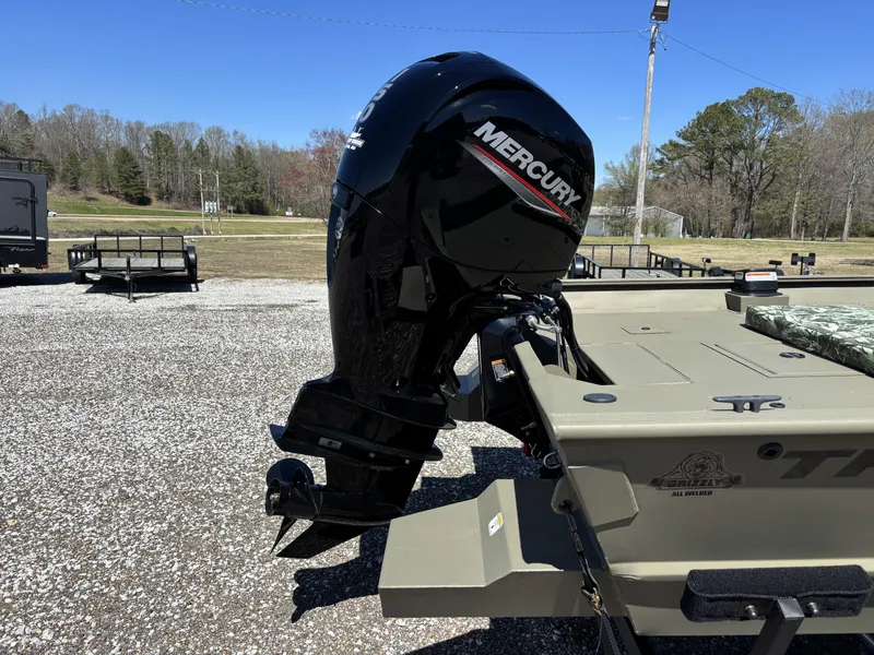 Slide: The Image of Tracker Grizzly 2072 CC 2025 - 10