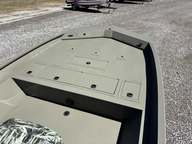 Slide: The Image of Tracker Grizzly 2072 CC 2025 - 11