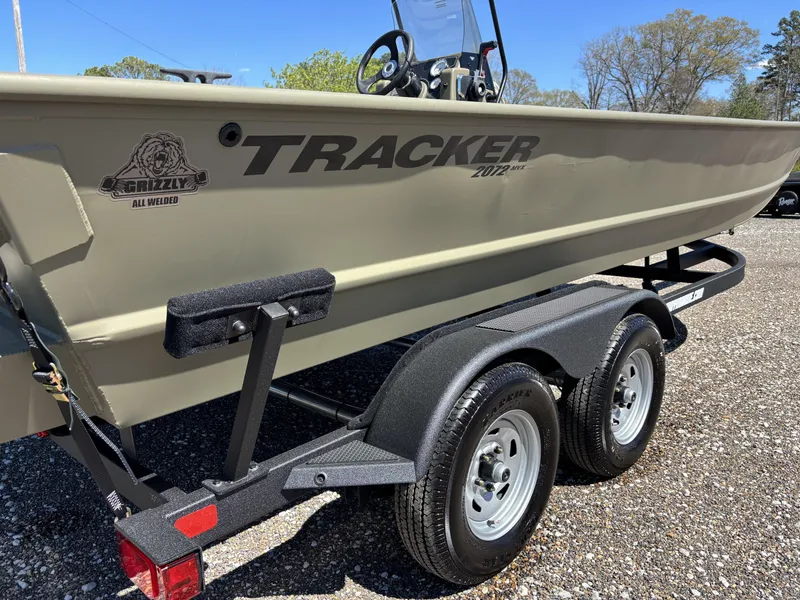 Slide: The Image of Tracker Grizzly 2072 CC 2025 - 3