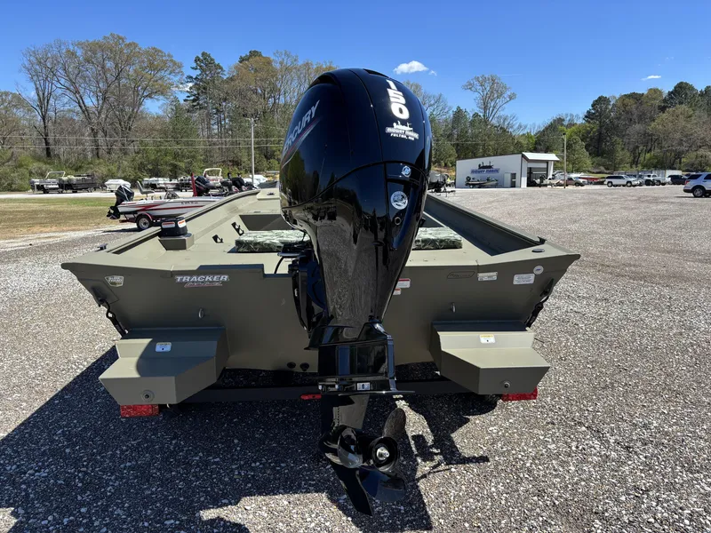 Slide: The Image of Tracker Grizzly 2072 CC 2025 - 4