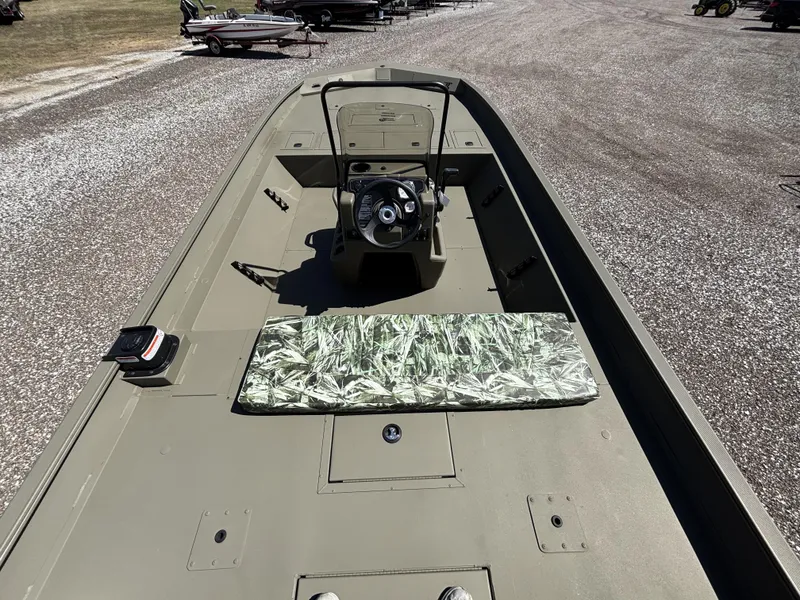 Slide: The Image of Tracker Grizzly 2072 CC 2025 - 5