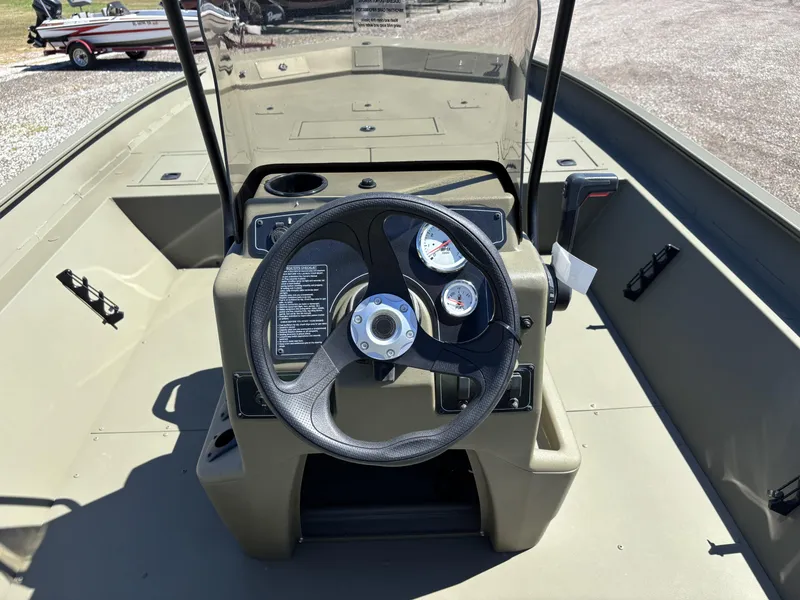 Slide: The Image of Tracker Grizzly 2072 CC 2025 - 6