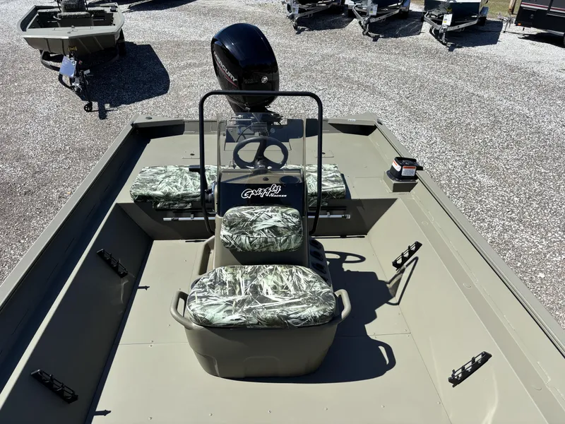 Slide: The Image of Tracker Grizzly 2072 CC 2025 - 7