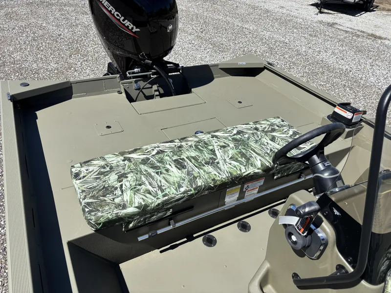 Slide: The Image of Tracker Grizzly 2072 CC 2025 - 8