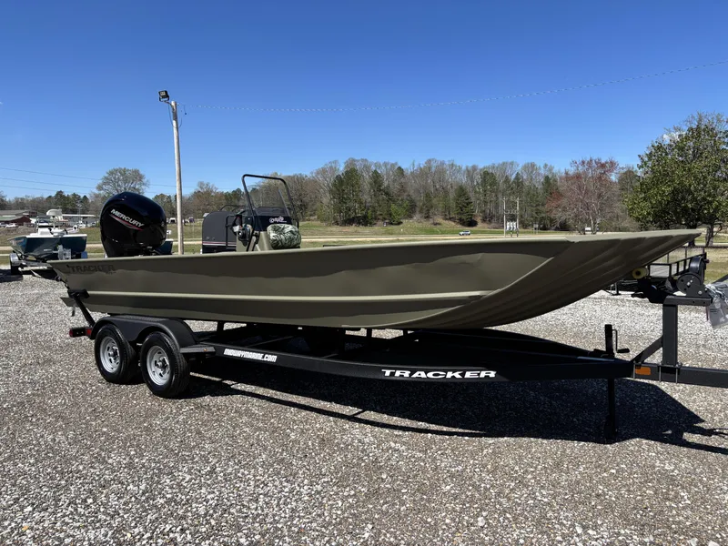 Slide: The Image of Tracker Grizzly 2072 CC 2025 - 9