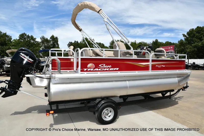 Slide: The Image of Sun Tracker Bass Buggy 18 DLX w/60HP CT 4 Stroke 2025 - 10