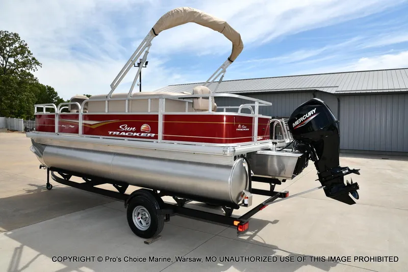 Slide: The Image of Sun Tracker Bass Buggy 18 DLX w/60HP CT 4 Stroke 2025 - 15