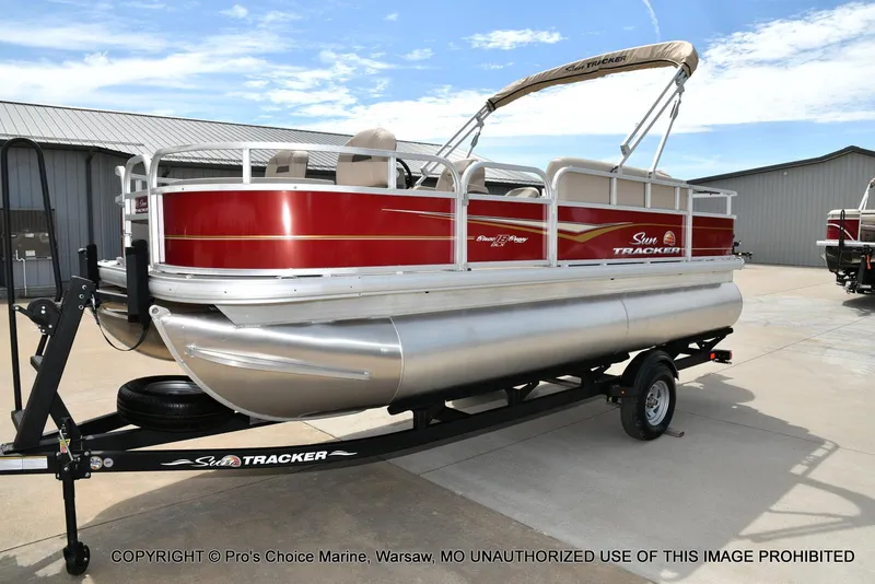 Slide: The Image of Sun Tracker Bass Buggy 18 DLX w/60HP CT 4 Stroke 2025 - 17