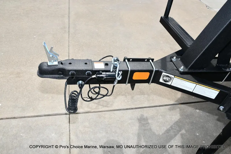 Slide: The Image of Sun Tracker Bass Buggy 18 DLX w/60HP CT 4 Stroke 2025 - 19