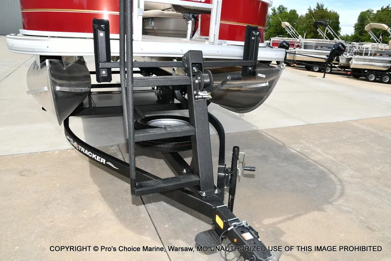 Slide: The Image of Sun Tracker Bass Buggy 18 DLX w/60HP CT 4 Stroke 2025 - 20