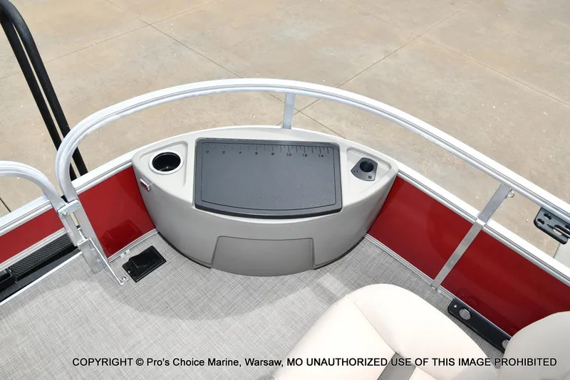 Slide: The Image of Sun Tracker Bass Buggy 18 DLX w/60HP CT 4 Stroke 2025 - 28