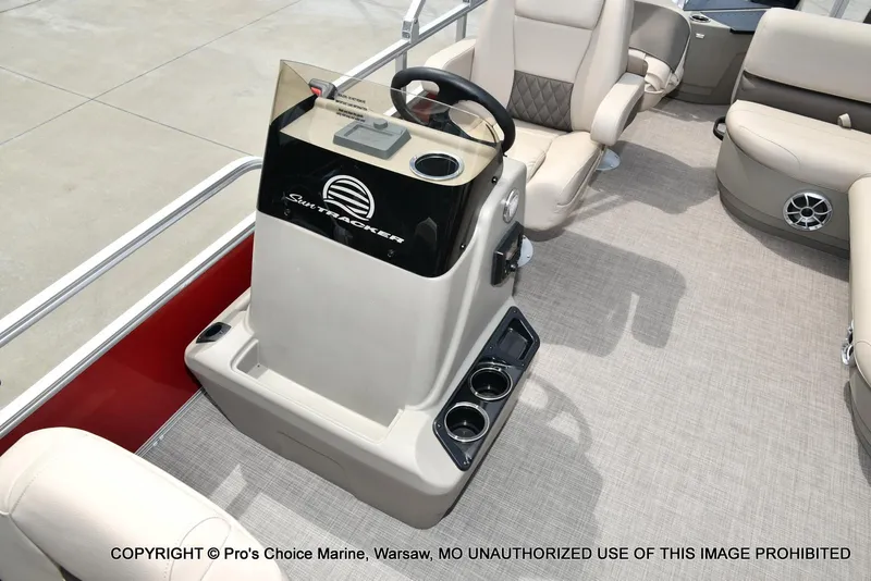 Slide: The Image of Sun Tracker Bass Buggy 18 DLX w/60HP CT 4 Stroke 2025 - 30