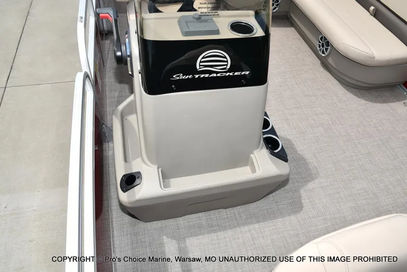 Slide: The Image of Sun Tracker Bass Buggy 18 DLX w/60HP CT 4 Stroke 2025 - 31