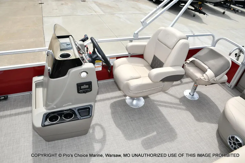 Slide: The Image of Sun Tracker Bass Buggy 18 DLX w/60HP CT 4 Stroke 2025 - 32