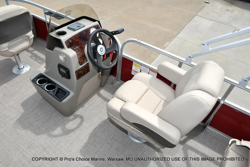 Slide: The Image of Sun Tracker Bass Buggy 18 DLX w/60HP CT 4 Stroke 2025 - 37