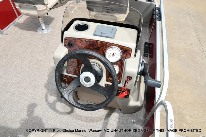 Slide: The Image of Sun Tracker Bass Buggy 18 DLX w/60HP CT 4 Stroke 2025 - 39