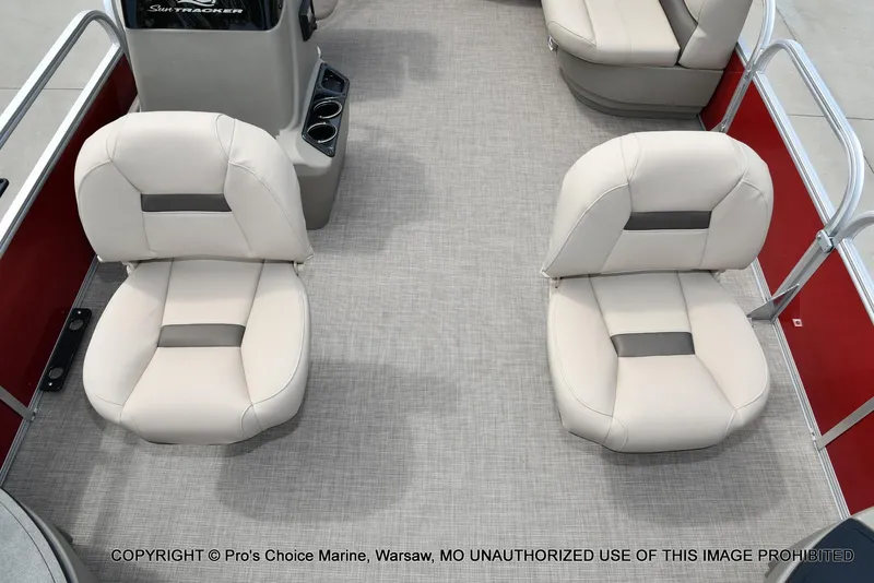 Slide: The Image of Sun Tracker Bass Buggy 18 DLX w/60HP CT 4 Stroke 2025 - 4