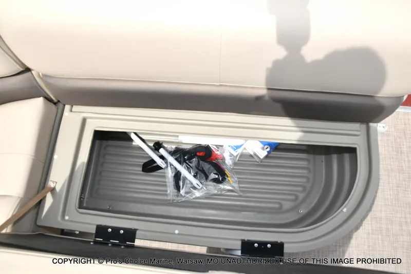 Slide: The Image of Sun Tracker Bass Buggy 18 DLX w/60HP CT 4 Stroke 2025 - 41