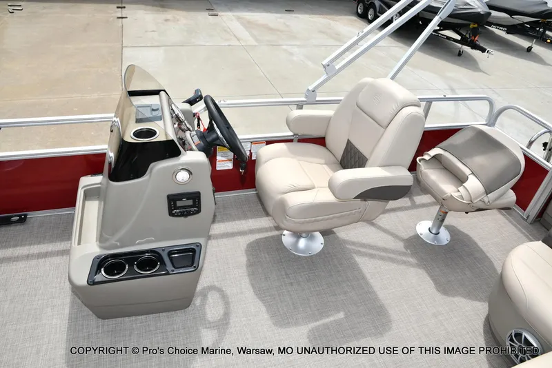 Slide: The Image of Sun Tracker Bass Buggy 18 DLX w/60HP CT 4 Stroke 2025 - 9