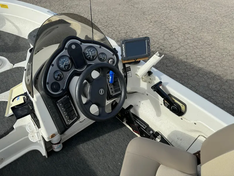 Slide: The Image of Yar-Craft 1785 Mille Lacs 2000 boat dashboard with steering wheel and controls. - 10