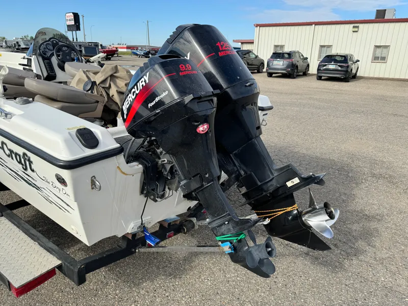 Slide: The Image of 2000 Yar-Craft 1785 Mille Lacs boat with dual Mercury outboard motors. - 5