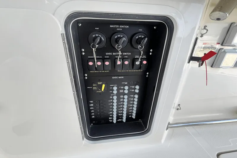 Slide: The Image of Boston Whaler 360 Outrage 2025 - 14