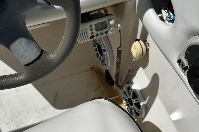 Slide: The Image of Bayliner 24 Sun Deck 2003 - 16