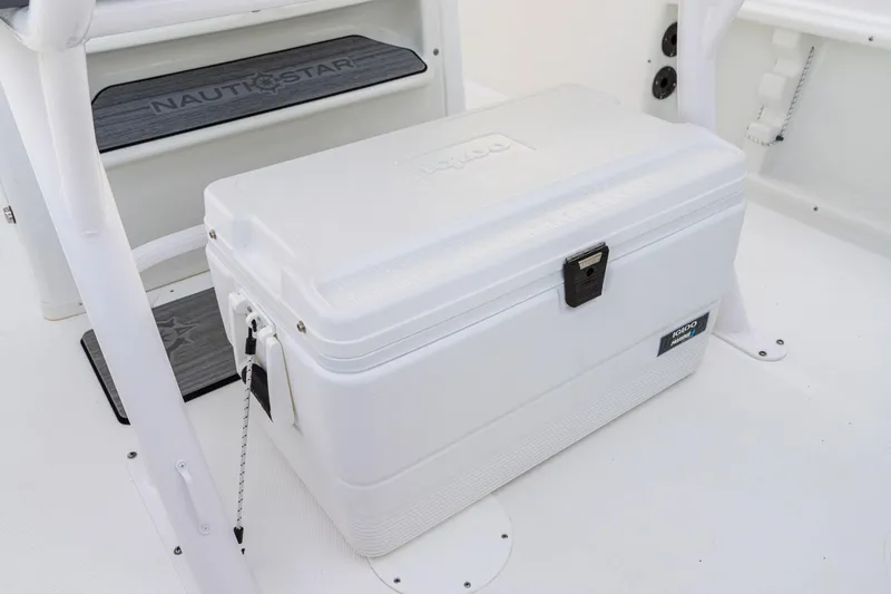 Slide: The Image of White cooler on 2025 NauticStar 231 Hybrid boat deck. - 31