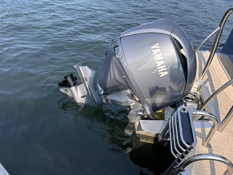 Slide: The Image of 2024 Avalon LSZ Cruise 25' with Yamaha outboard motor on water. - 28