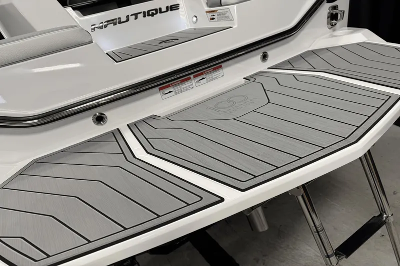 Slide: The Image of Nautique Super Air Nautique S21 2025 - 16