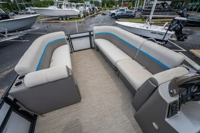 Slide: The Image of Qwest 822 E-Class Lanai LT 2023 - 12