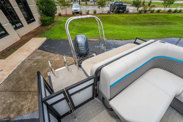 Slide: The Image of Qwest 822 E-Class Lanai LT 2023 - 14