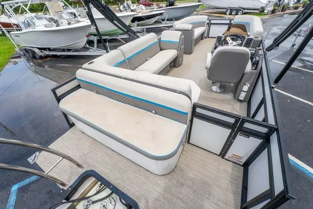 Slide: The Image of Qwest 822 E-Class Lanai LT 2023 - 15