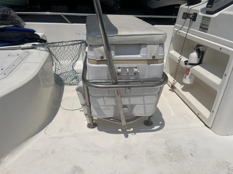 Slide: The Image of Robalo 2000 boat interior with cooler, fishing net, and fire extinguisher, year 2000 model. - 12