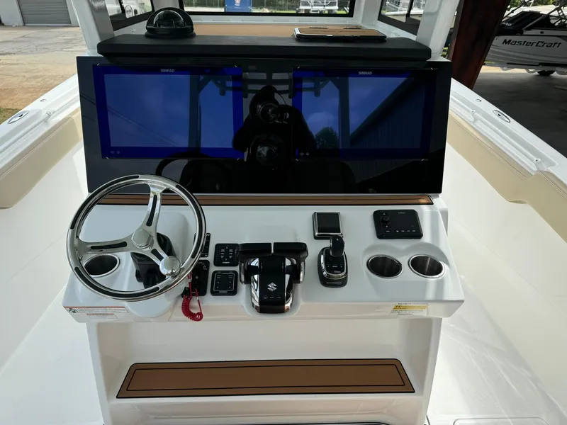 Slide: The Image of Sea Pro 322 DLX 2025 - 11