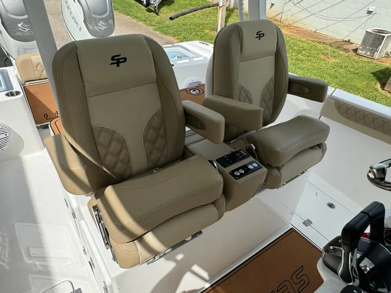 Slide: The Image of Sea Pro 322 DLX 2025 - 13