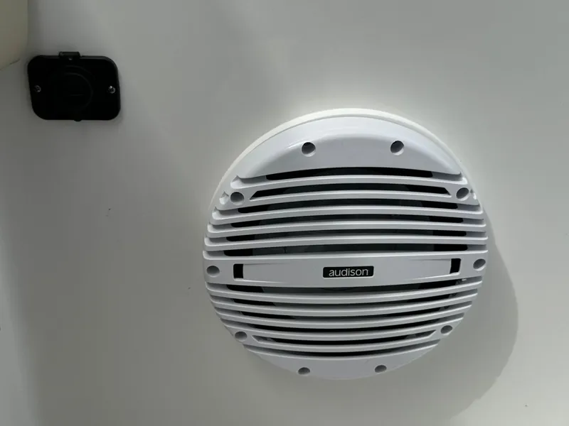 Slide: The Image of Sea Pro 322 DLX 2025 - 18