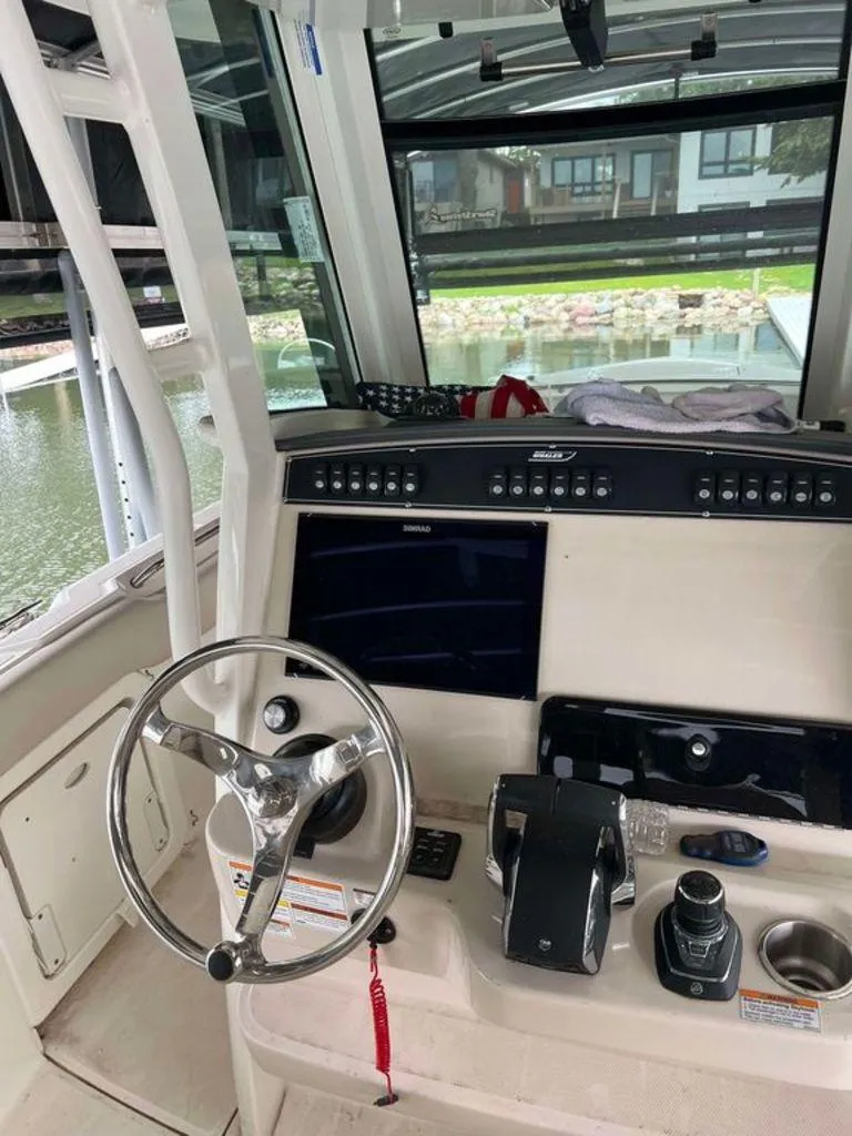 Slide: The Image of Boston Whaler 280 Outrage 2023 - 8