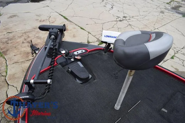 Slide: The Image of 2014 Nitro Z Series Z-6 boat deck with seat and Lowrance equipment. - 13