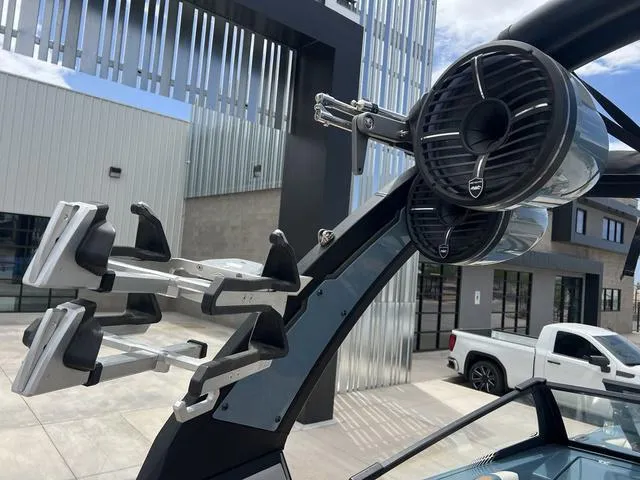 Slide: The Image of Tigé 25ZX 2022 - 13