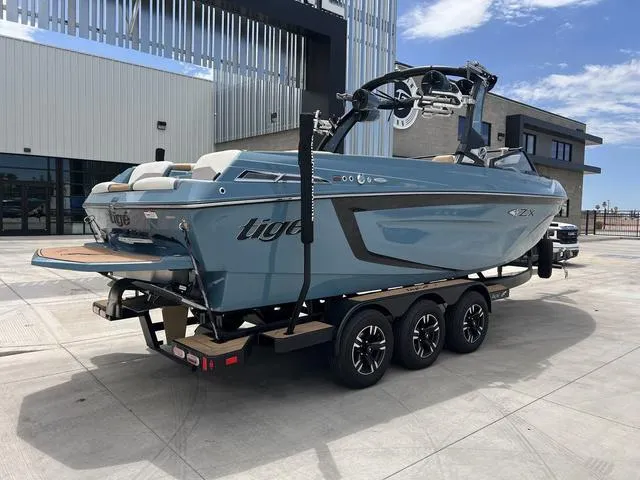 Slide: The Image of Tigé 25ZX 2022 - 8