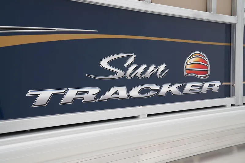 Slide: The Image of Sun Tracker Bass Buggy 18 DLX 2024 - 19