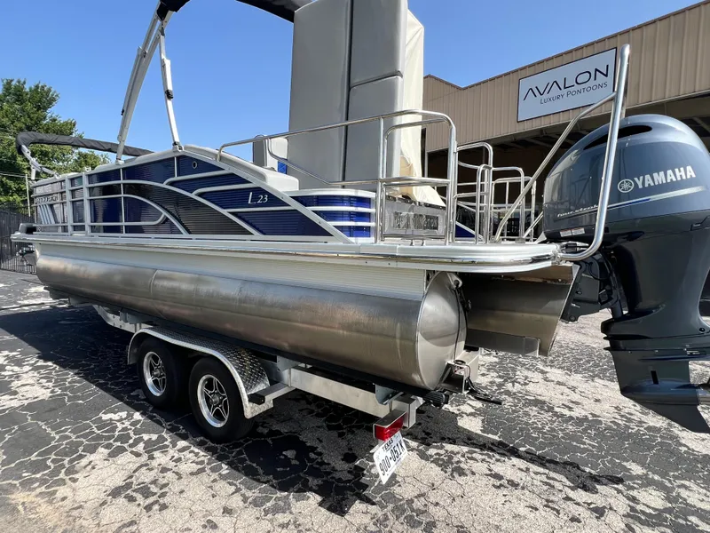 Slide: The Image of 2022 Bennington 23LSB pontoon boat with Yamaha engine on trailer. - 3