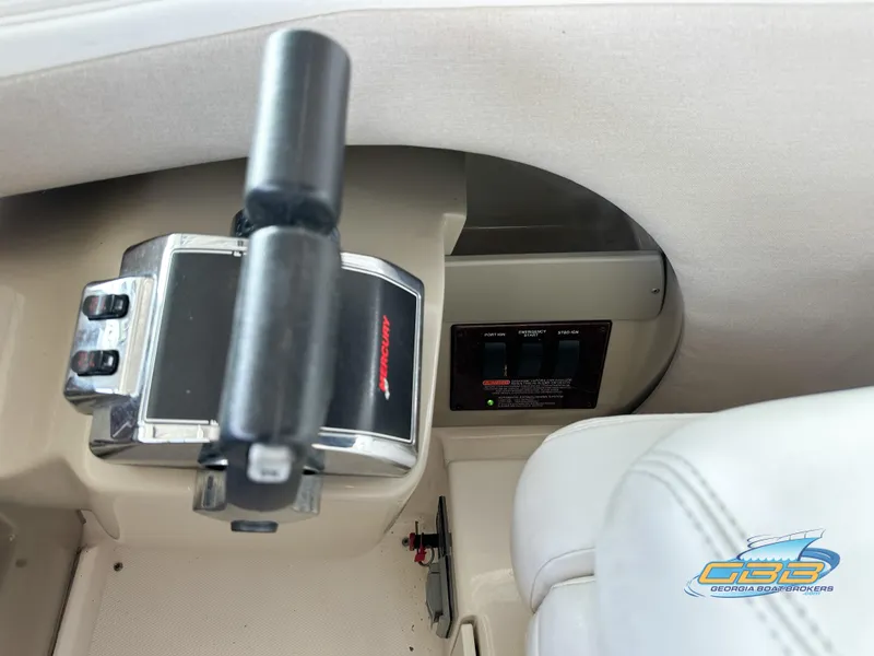 Slide: The Image of Throttle control of 2006 Sea Ray 290 Sundancer boat cockpit. - 16
