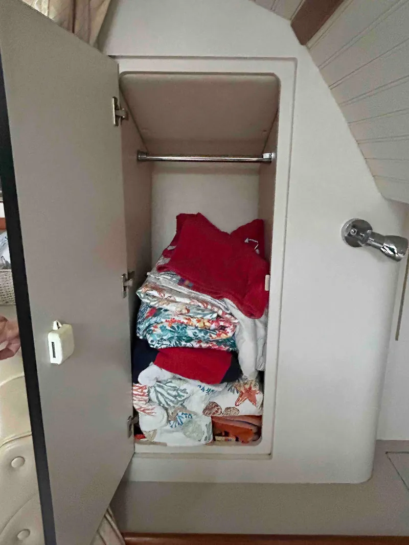 Slide: The Image of Cruisers Yachts 3575 Esprit 1998 - 38